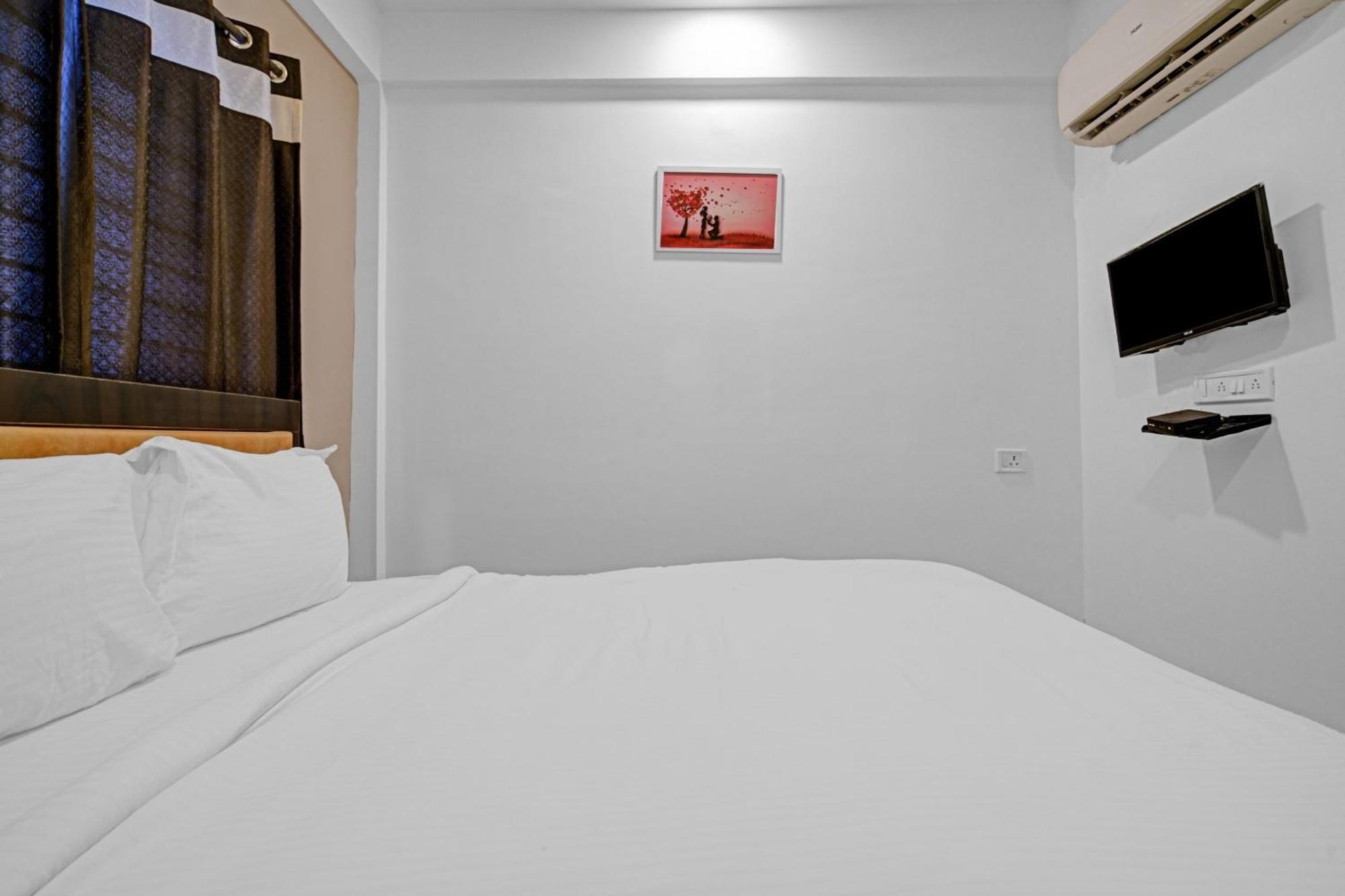 Hotel Collection O The Eternity Near Lig Sqaure Indore Esterno foto