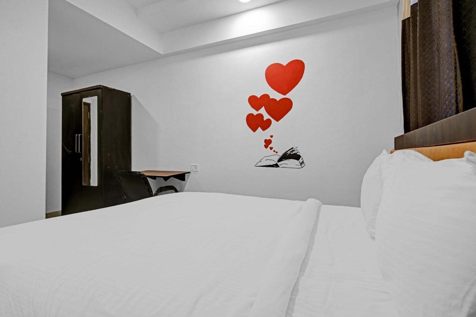 Hotel Collection O The Eternity Near Lig Sqaure Indore Esterno foto