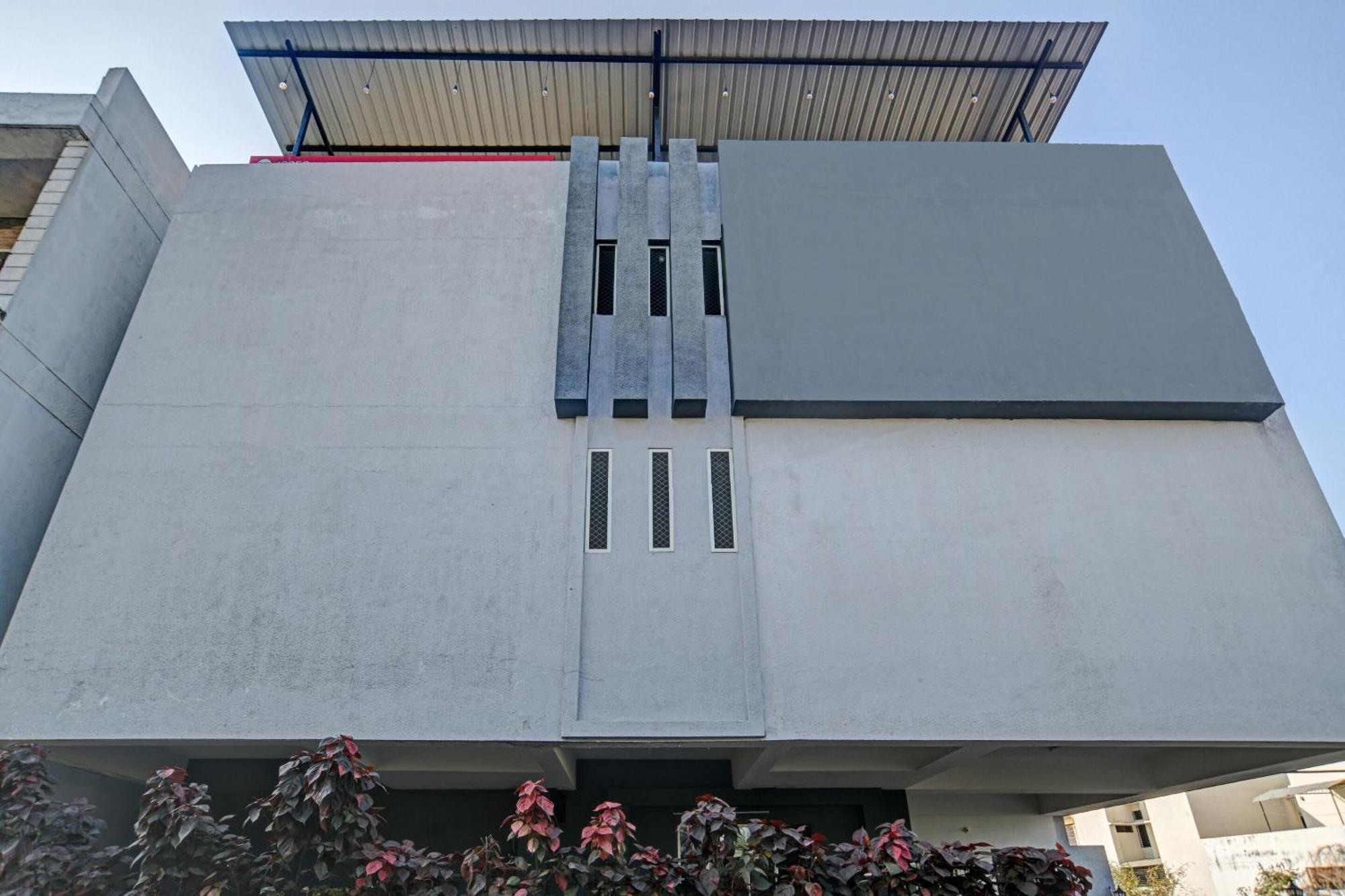Hotel Collection O The Eternity Near Lig Sqaure Indore Esterno foto