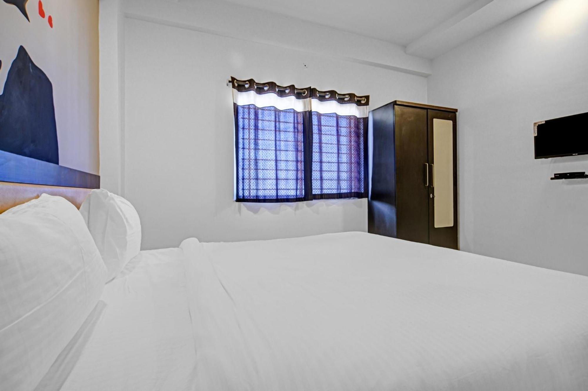 Hotel Collection O The Eternity Near Lig Sqaure Indore Esterno foto