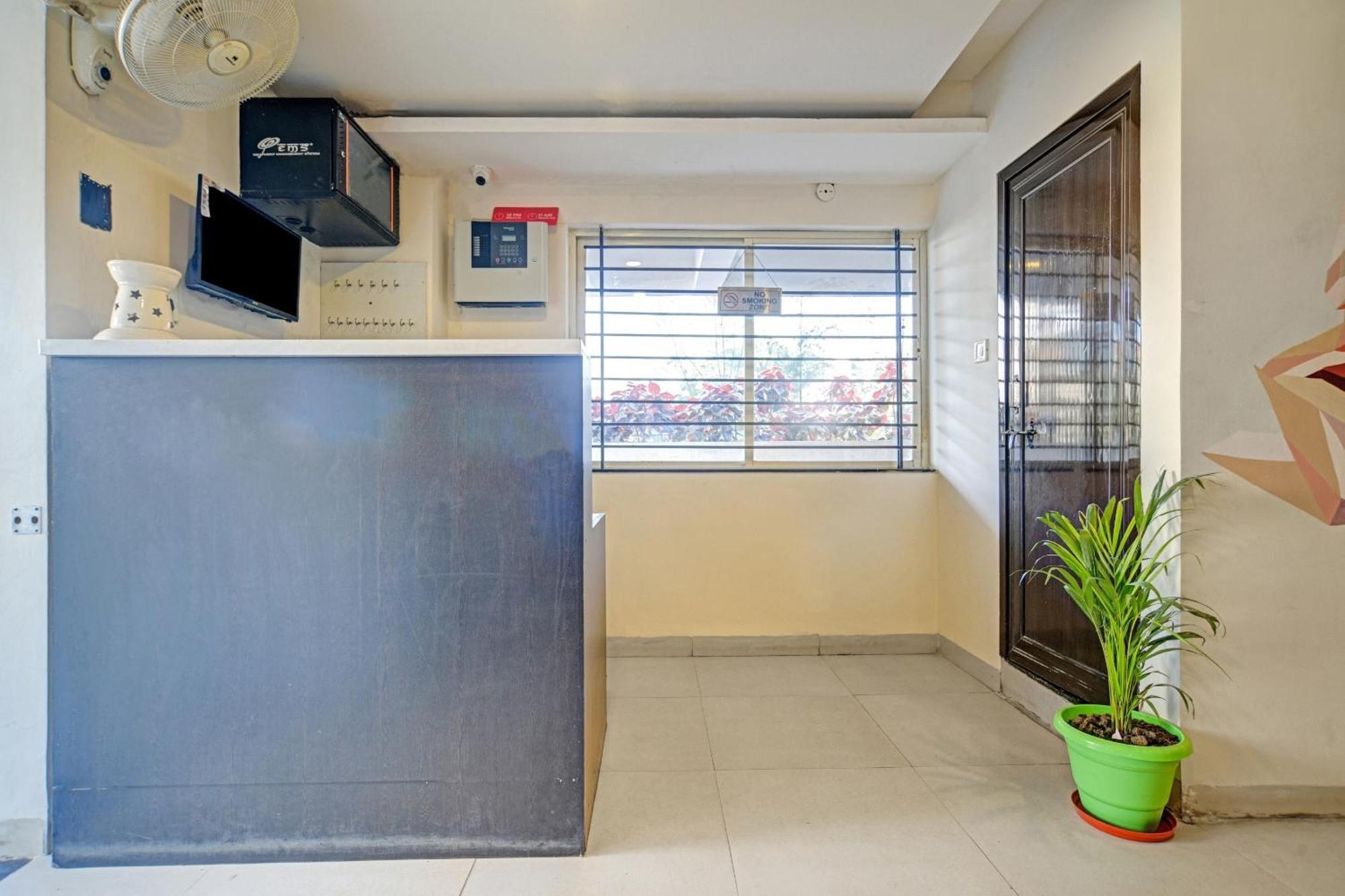Hotel Collection O The Eternity Near Lig Sqaure Indore Esterno foto