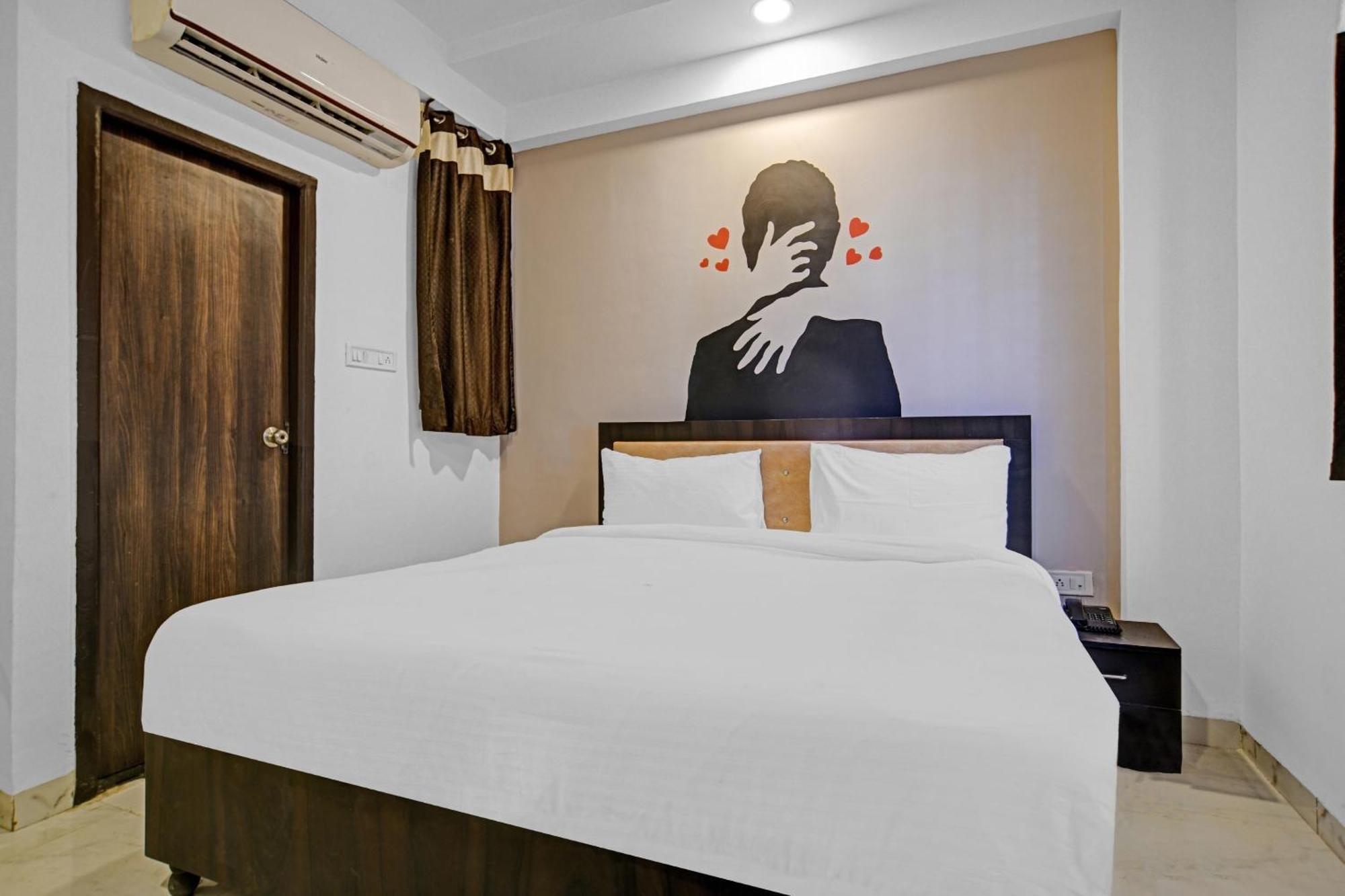 Hotel Collection O The Eternity Near Lig Sqaure Indore Esterno foto