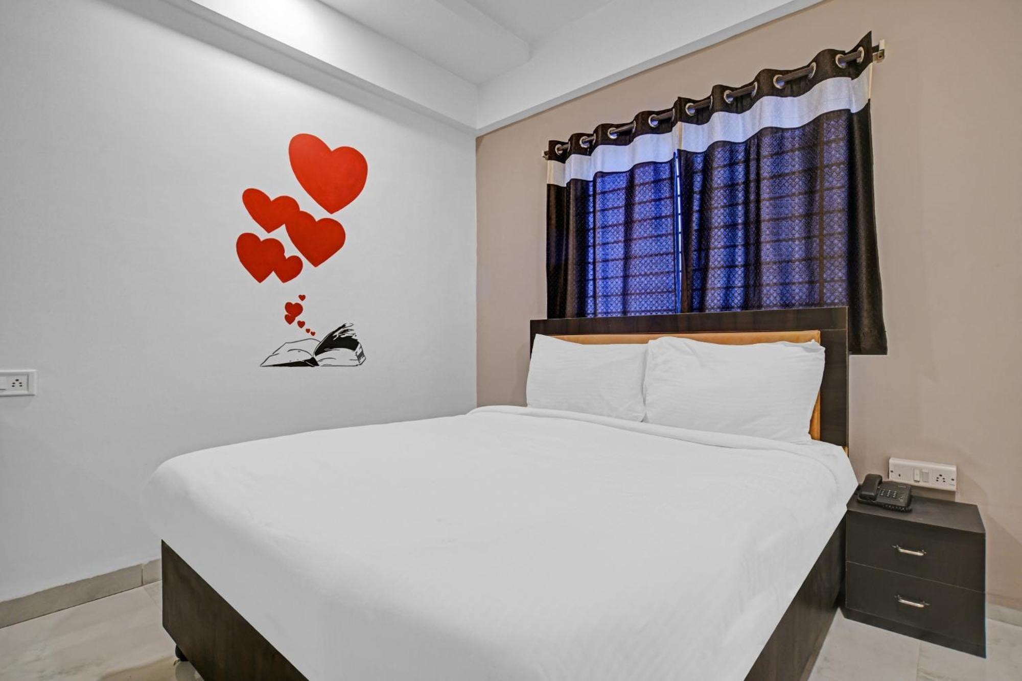 Hotel Collection O The Eternity Near Lig Sqaure Indore Esterno foto
