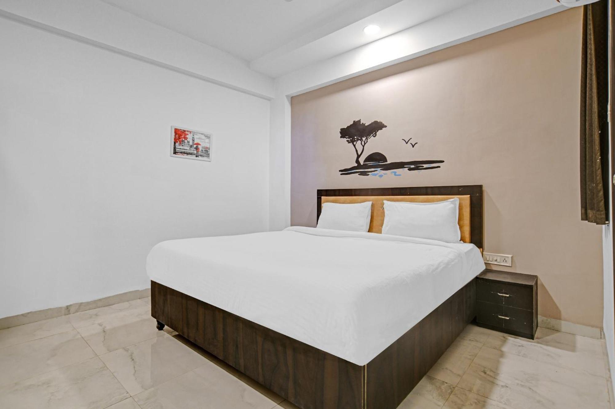 Hotel Collection O The Eternity Near Lig Sqaure Indore Esterno foto